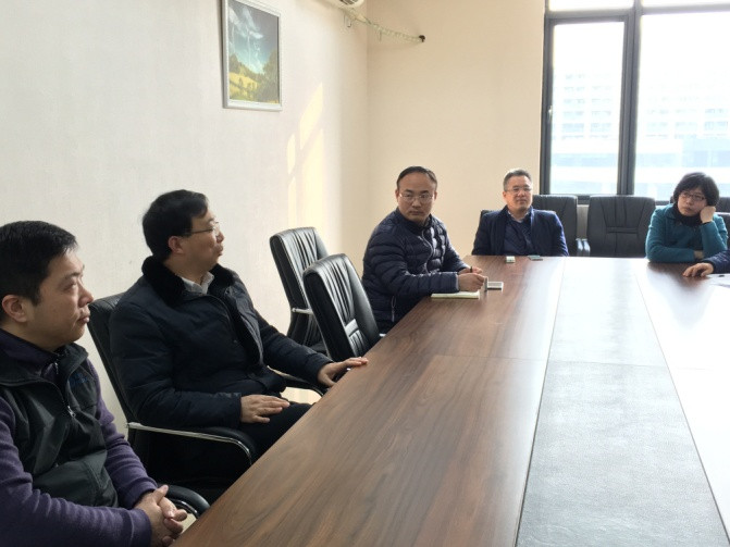 图3皇家华人
姜斌院长和电气工程党支部党员们进行讨论和交流_副本.jpg